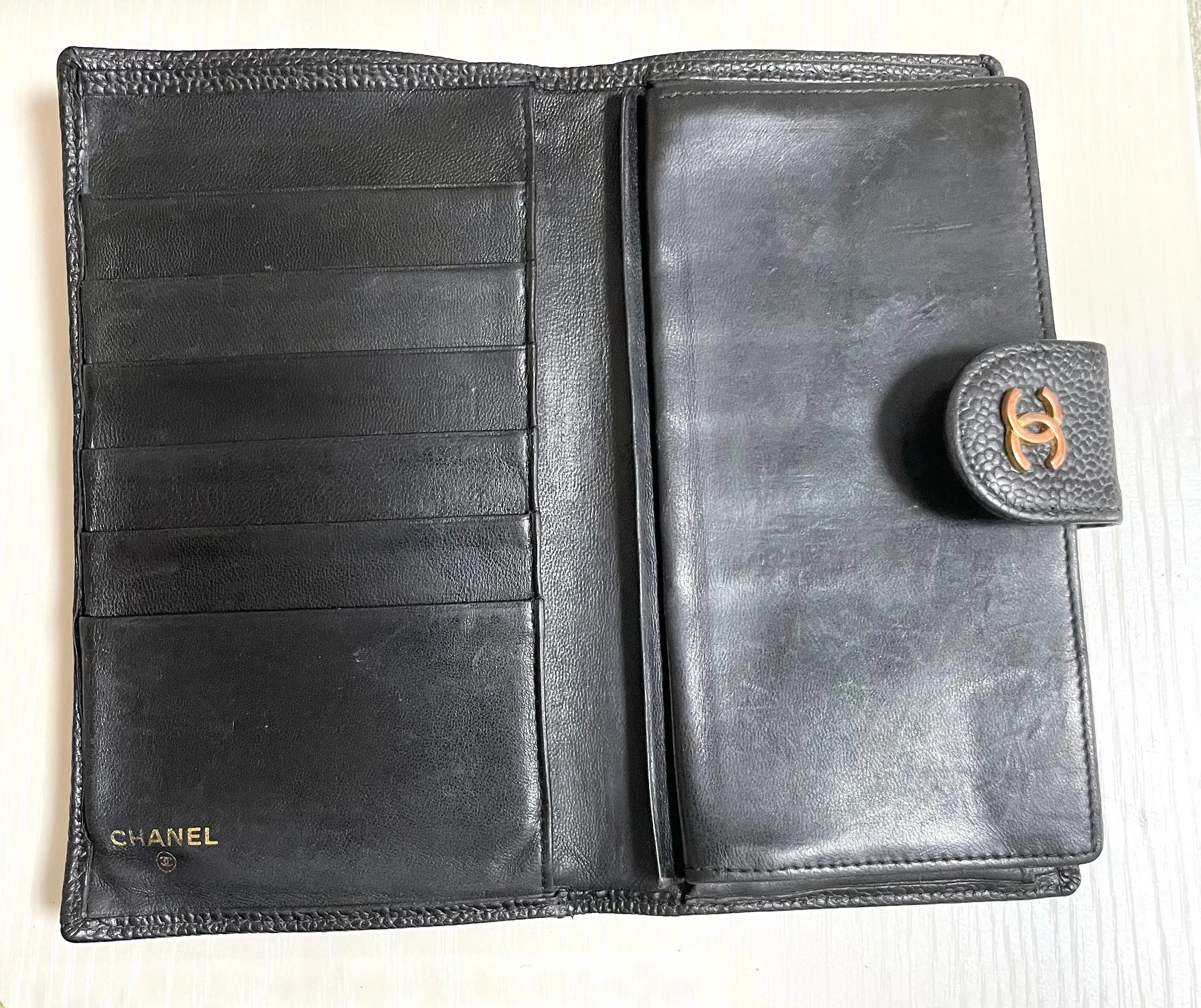 W3. Vintage CHANEL black caviar leather wallet with stitches and gold tone CC motif. Perfect gift. 050531ya1