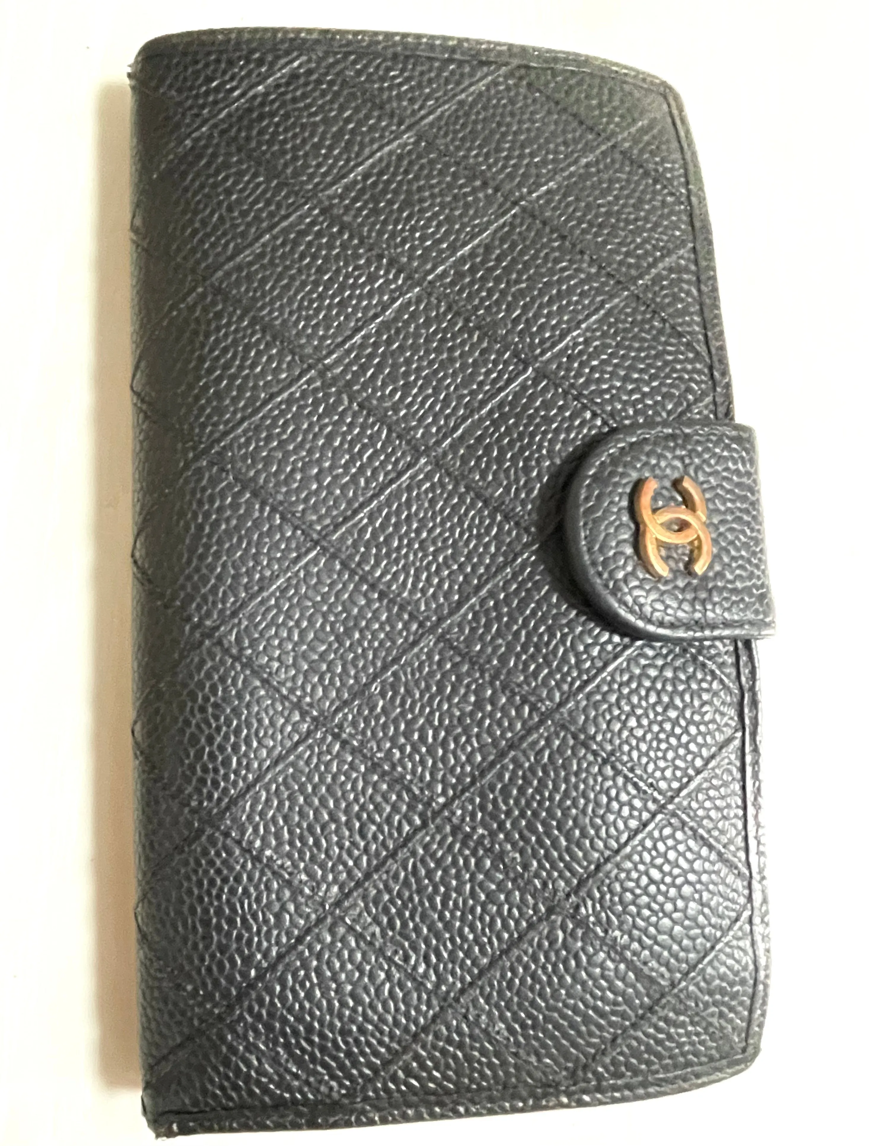 W3. Vintage CHANEL black caviar leather wallet with stitches and gold tone CC motif. Perfect gift. 050531ya1